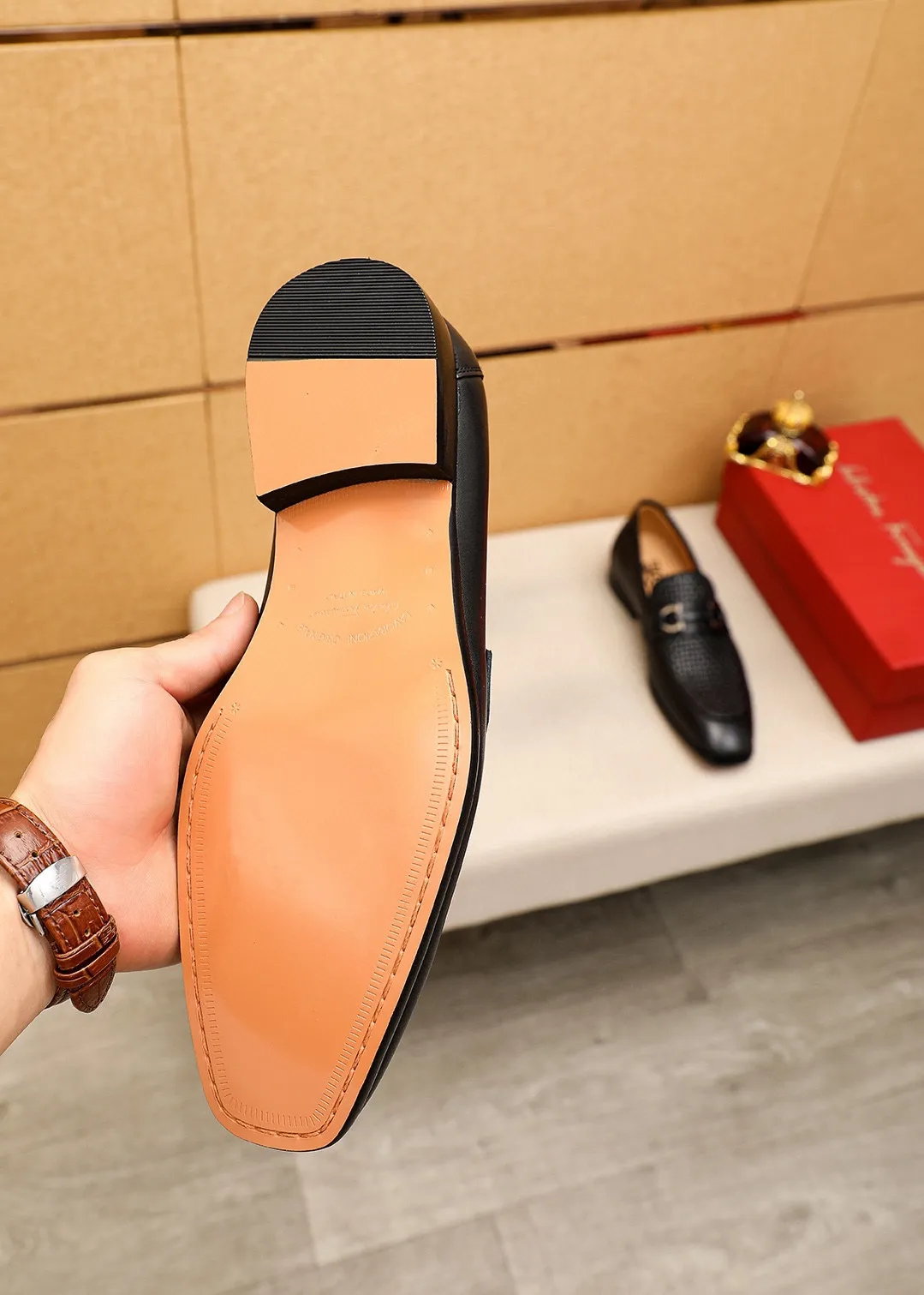 Men's shoes 💰442 💐 Product trademark: Ferragamo "Ferragamo" casual leather shoes Regular size: 38-44 (45.46🉑️customized) Product materials: Selected imported first-layer calfskin embossed upper + original hardware buckle, imported water-dyed cow leather lining. Strong three-dimensional visual effect, combined outsole Color: 1⃣️color optional